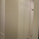 шкаф с распашными дверями и резным фасадом